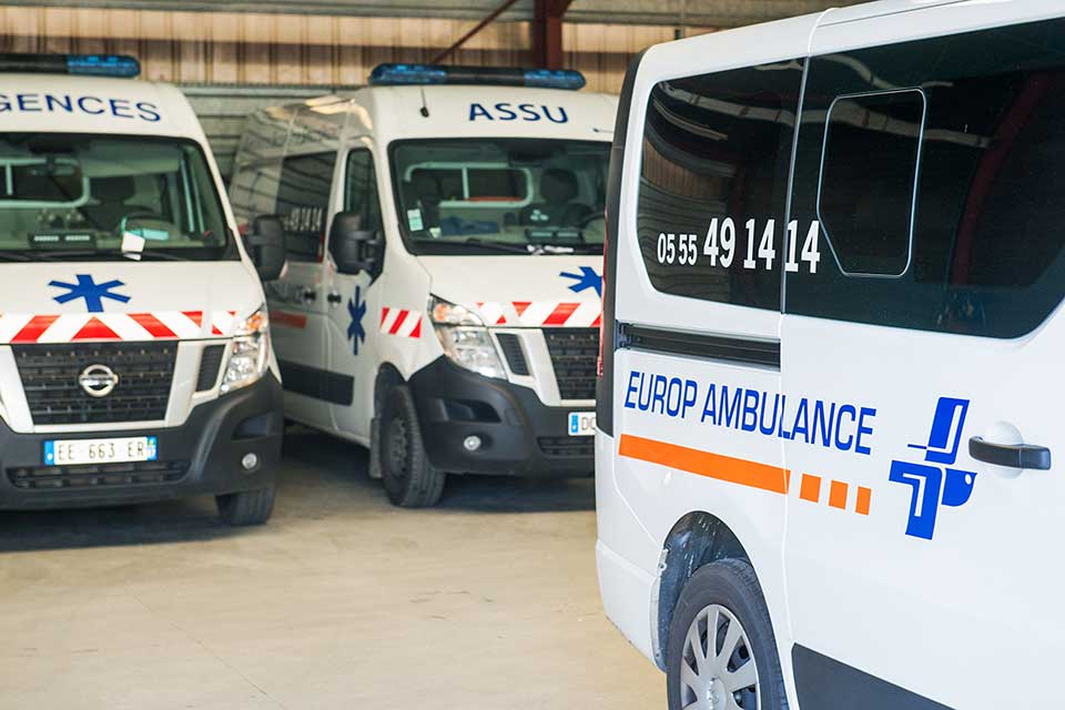 Véhicules Europ Ambulance dans un garage
